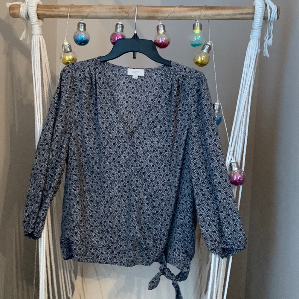 Loft- Women’s Medium- black/ white flower top